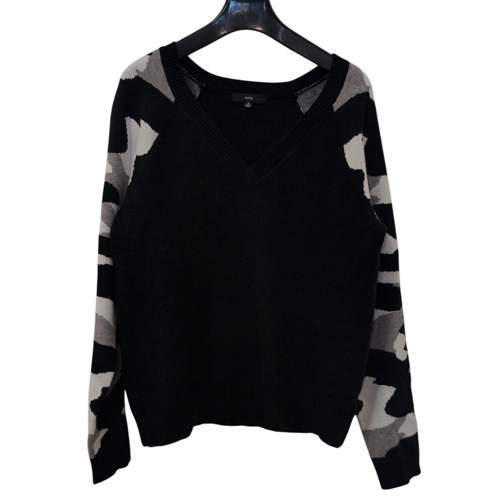 Fate Women’s Sweater Black with Grey Camouflage Raglan Sleeves Size Small EUC